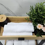 Bright Corner Pacii Apartment